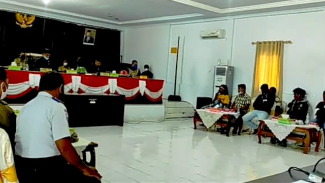 DPRD Buteng menggelar Rapat Dengar Pendapat membahas permasalahan Sopir Truk di Buton Tengah.