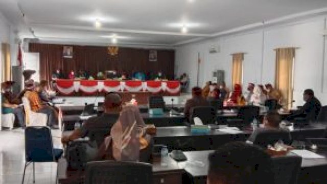 Rapat DPRD Buteng bersama Pemkab membahas TPP Guru bermasalah, Senin (10/05/2021).