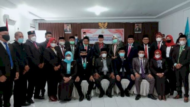 Bupati Samahuddin foto bersama Ketua DPRD Bobi Ertanto, dan seluruh Anggota DPRD Buton Tengah sebelum Rapat Paripurna HUT Buteng ke-7.