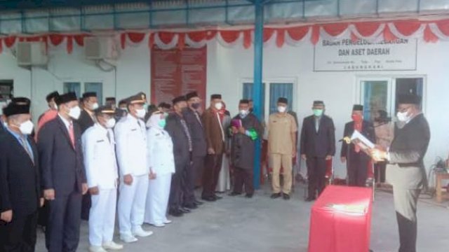 Bupati Buton Tengah Samahuddin, melantik 70 Pejabat Lingkup Pemkab Buton Tengah, di pelataran kantor BPKAD, Selasa (14/09/2021).