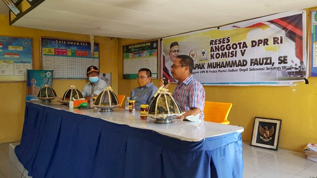 Anggota Komisi V DPR RI, Muhammad Fauzi (tengah) saat menggelar Reses dan sosialisasi program BUMdes di Desa Tamuku, Rabu (20/10/2021).
