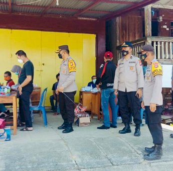 Polres Mamuju Tengah Gelar Vaksinasi Bagi Para Pengguna Jalan yang Melintas