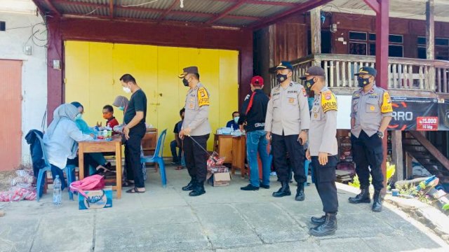 Kapolres Mamuju Tengah AKBP Muhammad Zakiy, meninjau proses vaksinasi covid-19 di Daerah Desa Lemo-lemo, Minggu (24/10/2021).