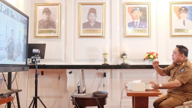 Sekertaris Daerah Provinsi Sulsel Abdul Hayat Gani, saat menjadi Narasumber saat DIskusi dengan Rasio Ridho Sani Dirjen Pengamanan dan Gakkum LHK RI, Selasa (13/07/2021). 