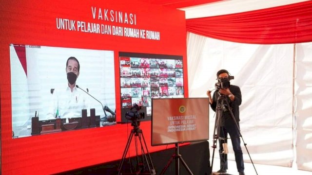 Presiden RI Joko Widodo, menyaksian secara Virtual Pelaksanaan Vaksinasi bagi Pelajar di Sulawesi Selatan.