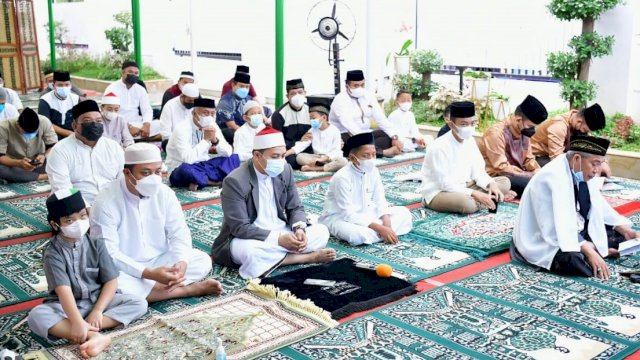 Pelaksanaan Salat Idul Adha 1442 Hijriyah di Pelataran Rumah Jabatan Wakil Gubernur Sulawesi Selatan.