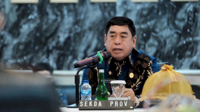 Sekprov Sulsel Abdul Hayat Gani, saat menghadiri Rakor Komite PC-PEN serta penyaluran Bansos, Jumat (23/07/2021). 