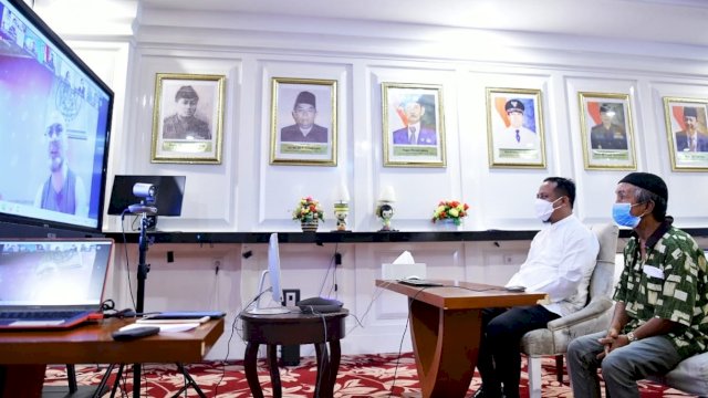 Plt Gubernur Sulsel Andi Sudirman Sulaiman, didampingi Safaruddin Kakek yang sempat viral karena ingin vaksin, mengikuti pertemuan virtual bersama Menteri Kesehatan Budi Gunadi Sadikin, Jumat (30/07/2021).