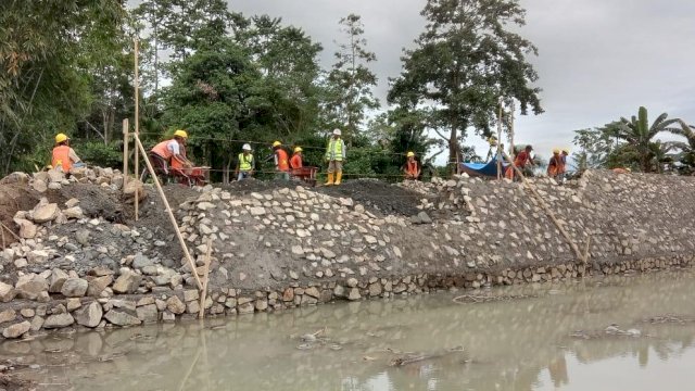 Proses Pengerjaan Saluran Irigasi Kalosi.