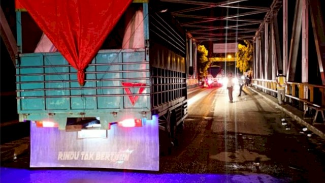 Mobil Truk terlihat melewati Jembatan Miring Palopo, Selasa (23/11/2021) dini hari.