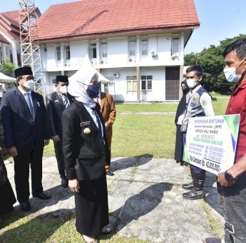Momen Hari Pahlawan, Bupati Luwu Utara Serahkan Santunan Kepada Guru Honorer Yang Telah Wafat