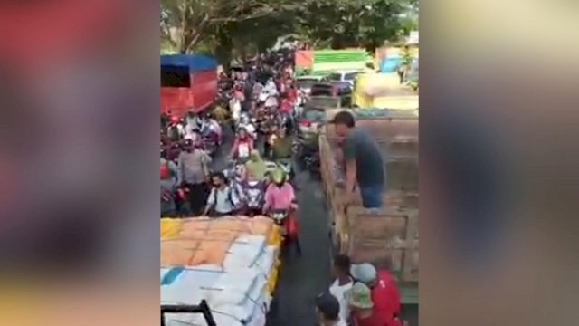 Tangkapan Layar Suasana Jalur di Kecamatan Bone-bone Kabupaten Luwu utara, Selasa (09/11/2021) pagi, yang Lumpuh Total akibat imbas dari lumpuhnya jalur Poros Kota Palopo-Masamba. Jalur yang ada di dalam foto ini berjarak sekitar 100 Kilometer dari titik Jembatan yang ditutup di Batas wilayah Kota Palopo-Kabupaten Luwu.