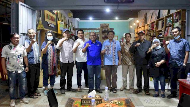 Politisi Partai Demokrat Sulsel Ilham Arief Sirajuddin bersama Kader Partai Demokrat Tana Toraja.