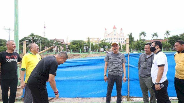 Wali Kota Parepare Taufan Pawe, bersama CEO PSM Makassar Munafri Arifuddin, saat mengunjungi Lokasi Pembangunan Masjid Terapung Kota Parepare, Minggu (14/11/2021).