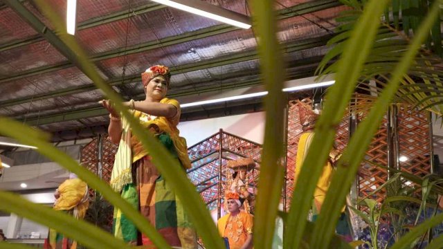 Tarian Bissu meramaikan pertemuan keturunan Raja Bone ke-16 di Planet Cinema, Macanang, Kabupaten Bone, Sabtu (20/11) malam kemarin. (Rhy)