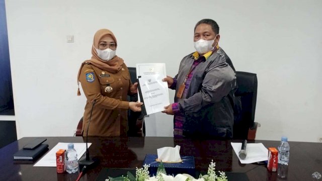 Bupati Mamuju Sitti Sutinah Suhardi, menerima kunjungan Tim Ombudsman RI Sulbar, di Ruang kerjanya, Selasa (23/11/2021).
