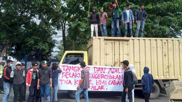 Puluhan kader HMI menggelar unjuk rasa di depan Polres Takalar, Jumat (26/11/2021).