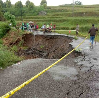Ruas Batas Gowa-Sinjai Tidak Dapat Dilalui Akibat Longsor, Andi Sudirman: PUTR Sulsel Segera Turun Selesaikan