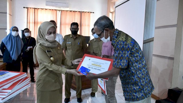 Kerjasama Dengan Jasindo, Pemda Lutra Serahkan Dana Klaim Asuransi Usaha Tani Padi ke Petani