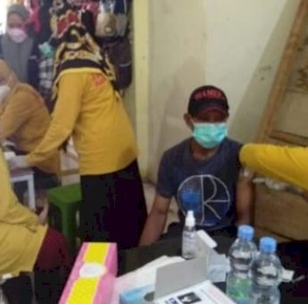 Gelar Vaksinasi di Pasar Siwa, Polsek Urban Pitumpanua Gandeng Puskesmas