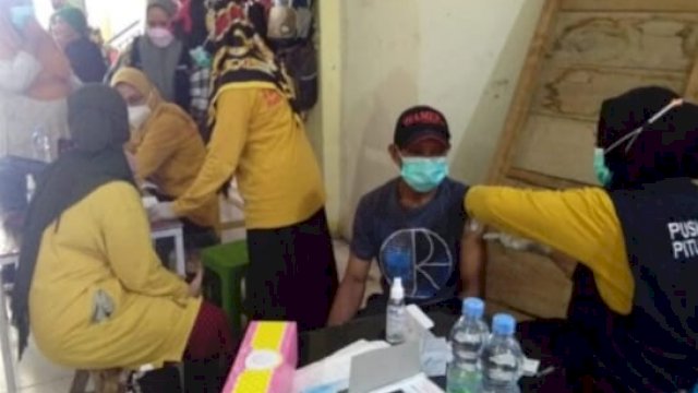 Antusias warga mengikuti kegiatan Vaksinasi di Pasar Siwa Kecamatan Pitumpanua, Minggu (31/10/2021).