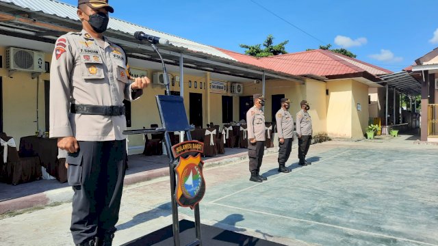 Kapolres Majene AKBP Febryanto Siagian, memimpin Upacara Serah Terima Jabatan (Sertijab) di Halaman Belakang Kantor Polres, Senin (01/11/2021).