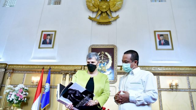 Plt Gubernur Sulsel Andi Sudirman Sulaiman, berbincang dengan Duta Besar Australia Penny Williams PSM, di Rumah Jabatan Gubernur Sulsel, Minggu (31/20/2021).