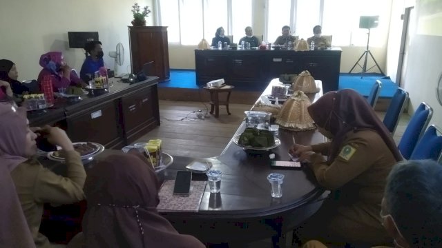 Kepala Dinas Kebudayaan dan Pariwisata Kabupaten Sinjai Yuhadi Samad, menerima Kepala Dinas Pemuda Olahraga dan Pariwisata Polman Parial Patajangi dan Rombongan, Senin (01/11/2021).