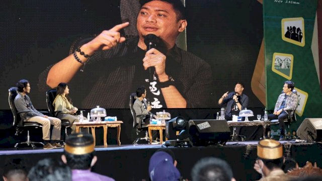 Bupati Gowa Adnan Purichta Ichsan, saat menjadi Nasasumber pada Talkshow Pemuda Berbahaya di Gedung Indoor Kantor Bupati Pinrang, Minggu (31/10/2021) malam.