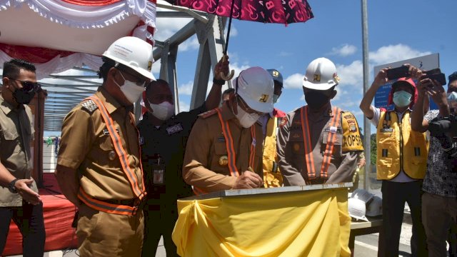 Gubernur Sulawesi Barat Ali Baal Masdar (ABM), menandatangani Prasasti Peresmian Jembatan Budong-budong di Kabupaten Mamuju Tengah, Senin (01/11/2021).