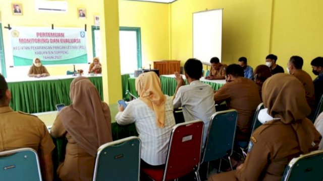 Rapat Evaluasi dan Monitoring Pekarangan Pangan Lestari (P2L) Dinas Tanaman Pangan, Hortikultura, Perkebunan dan Ketahanan Pangan Kabupaten Soppeng, Senin (01/11/2021).