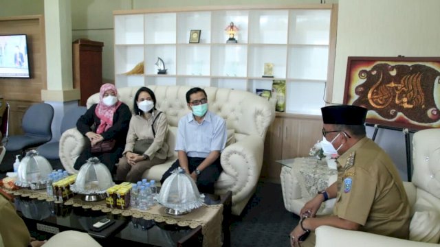 Tim dari BPK-RI Sulsel berbincang dengan Wakil Bupati Soppeng Luthfi Halide, Senin (01/11/2021).