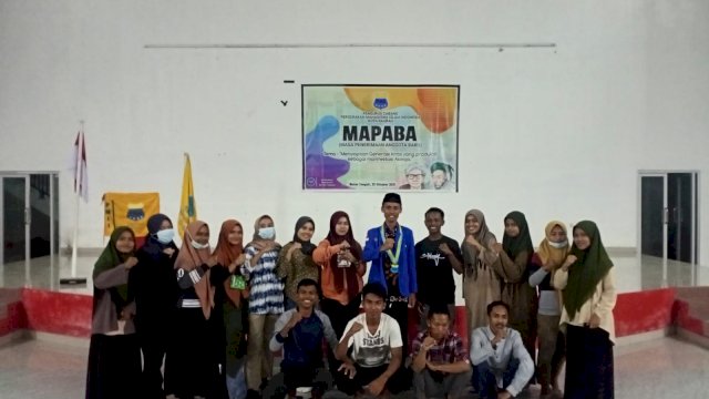Ketua Cabang PMII Kota Baubau, Ifan Akmal (tengah-jas biru) bersama para peserta MAPABA Komisariat persiapan Buteng