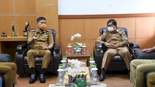 Kadispora Sulsel Andi Arwin Azis berbincang dengan Wakil Bupati Luwu Utara Suaib Mansur, Senin (01/11/2021).