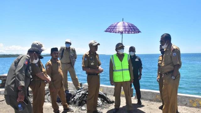 Peninjauan Jalan Pelabuhan Budong-budong di Kabupaten Mamuju Tengah, oleh Gubernur Sulawesi Barat Ali Baal Masdar, Senin (01/11/2021).