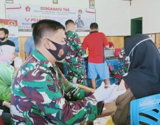 Tak Kenal Lelah, Vaksinator dan Nakes TNI di Pilman Layani Serbuan Vaksinasi Covid-19