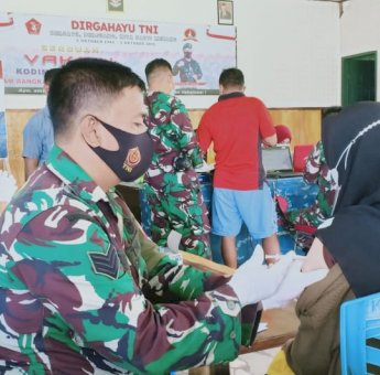 Tak Kenal Lelah, Vaksinator dan Nakes TNI di Pilman Layani Serbuan Vaksinasi Covid-19