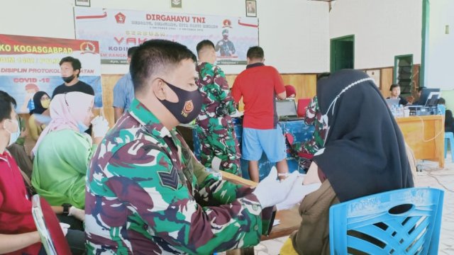 Kegiatan Vaksinasi di Rumah Sakit Pembantu Polman, Selasa (02/11/2021).