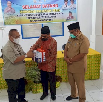 Kunjungan ke Soppeng, Kadis Perpustakaan dan Kearsipan Sulsel Salurkan Bantuan Pojok Baca Digital