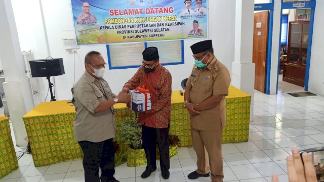 Penyerahan Bantuan Pojok Baca secara simbolis oleh Kepala Dinas Perpustakaan dan Kearsipan Sulsel kepada Wakil Bupati Soppeng Luthfi Halide, Selasa (02/11/2021).