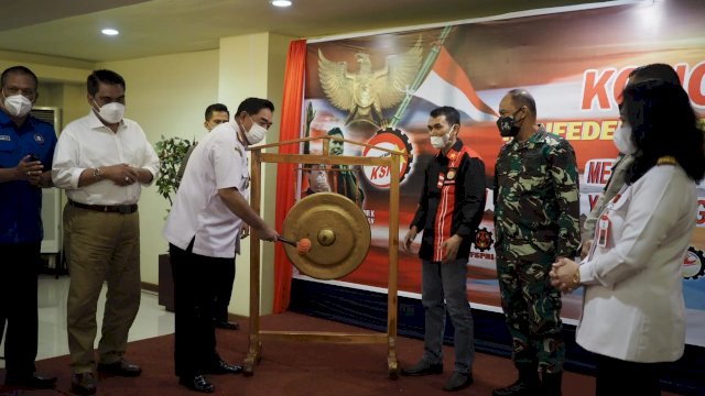 Sekprov Sulsel Abdul Hayat Gani, memukul Gong Pembukaan Kongres II KSN, Rabu (03/11/2021).