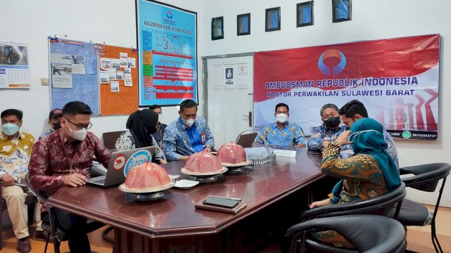 Sekretaris Jenderal Ombudsman RI Dr. Suganda Pandapotan Pasaribu, AP.,M.Si., saat mendatangi Sekretariat Ombudsman Sulawesi Barat, Rabu (03/11/2021).