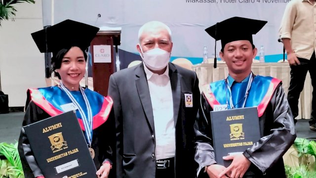 Wisudawan terbaik Fakultas Pascasarjana Agung Tanrasula dan Dini Anggraeni bersama Rektor Unifa, Dr. Muliyadi Hamid.