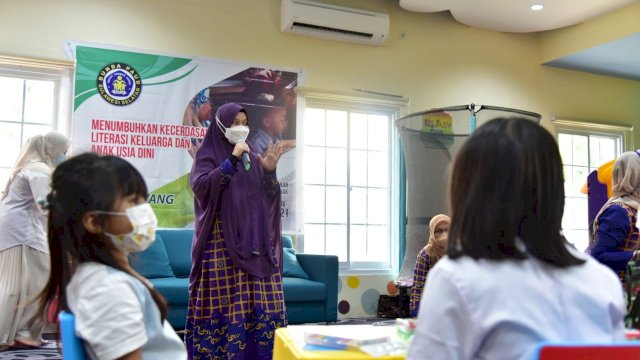 Bunda PAUD Sulsel Naoemi Octarina, mengunjungi Perpustakaan Ibu dan Anak di Jalan Lanto Daeng Pasewang Kota Makassar, Jumat (05/11/2021).
