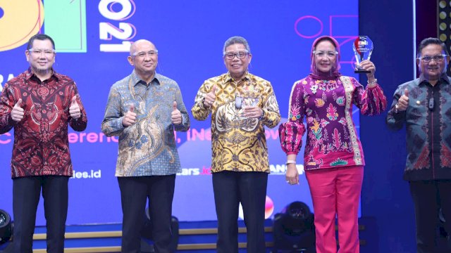 Wali Kota Parepare HM. Taufan Pawe, saat menerima Penghargaan Kepala Daerah Inovatif.