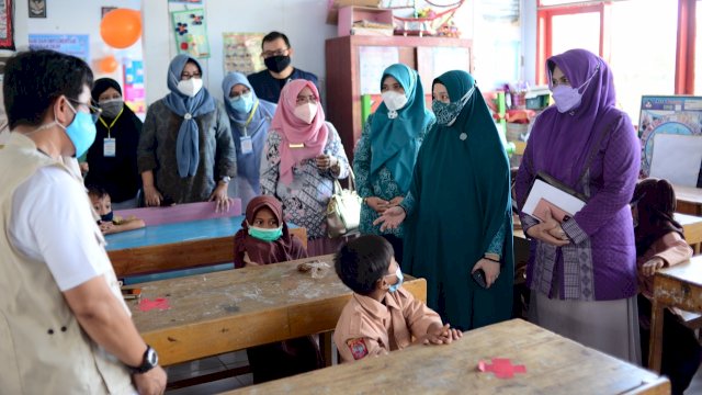 Plt Ketua TP PKK Sulsel Naoemi Octarina, meninjau Proses Imunisasi di SD Inpres Karunrung Kota Makassar, Sabtu (06/11/2021).