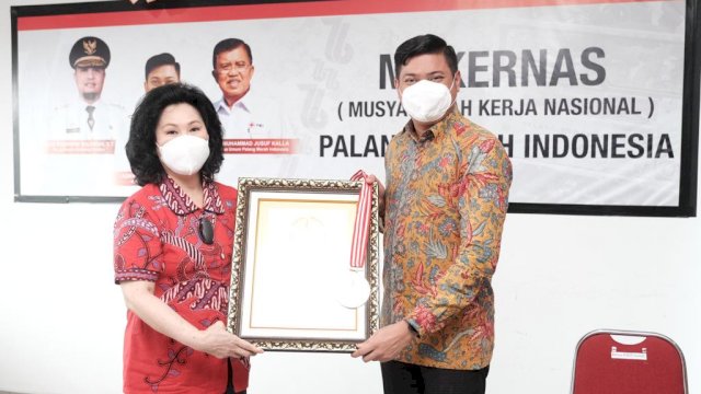 Ketua PMI Sulsel Adnan Purichta Ichsan, menerima Piagam Penghargaan dari Lembaga Prestasi Indonesia Dunia, Sabtu (06/11/2021).