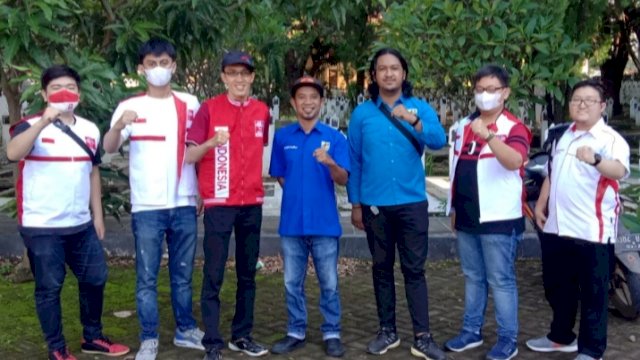 OKP Generasi Muda Tionghoa Indonesia Sulawesi Selatan bersama OKP GAMKI, Pemuda Katolik dan Komite Nasional Pemuda Indonesia Sulsel menggelar Anjangsana bakti sosial dan tabur bunga, di Taman Makan Pahlawan Makassar, Minggu (07/11/2021).
