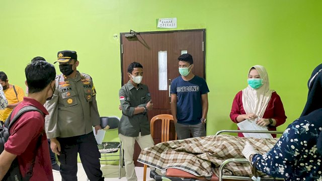 Kapolres Sinjai AKBP Iwan Irmawan saat mengunkungi salah satu Jurnalis yang terbaring sakit di RSUD, Senin (08/11/2021).