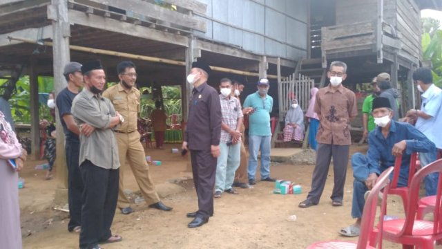 Ketua DPRD Wajo Andi Muhammad Alauddin Palaguna, berbincang dengan masyarakat Desa Bau Bau Kecamatan Pitumpanua, usai menggelar Reses, Selasa (09/11/2021).